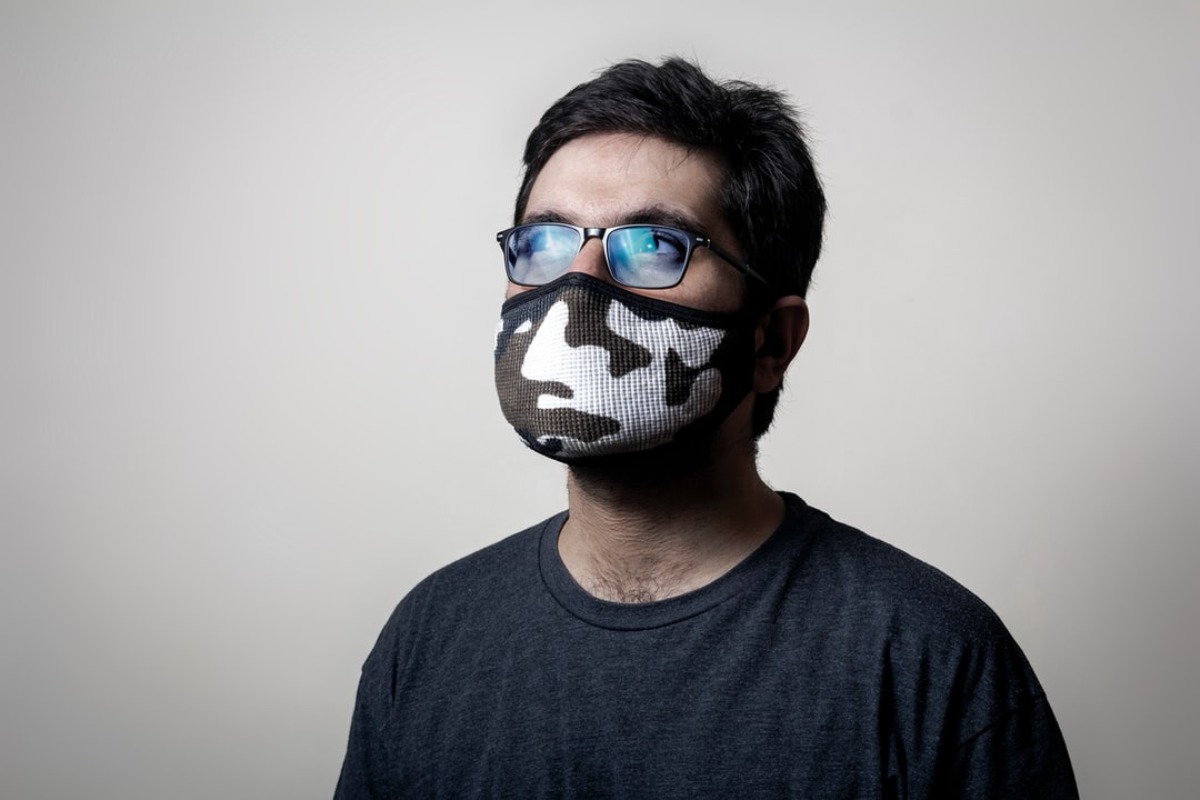 Titelbild zu „Brille beschlägt durch Mundschutz? Diese 7 Tipps helfen!“