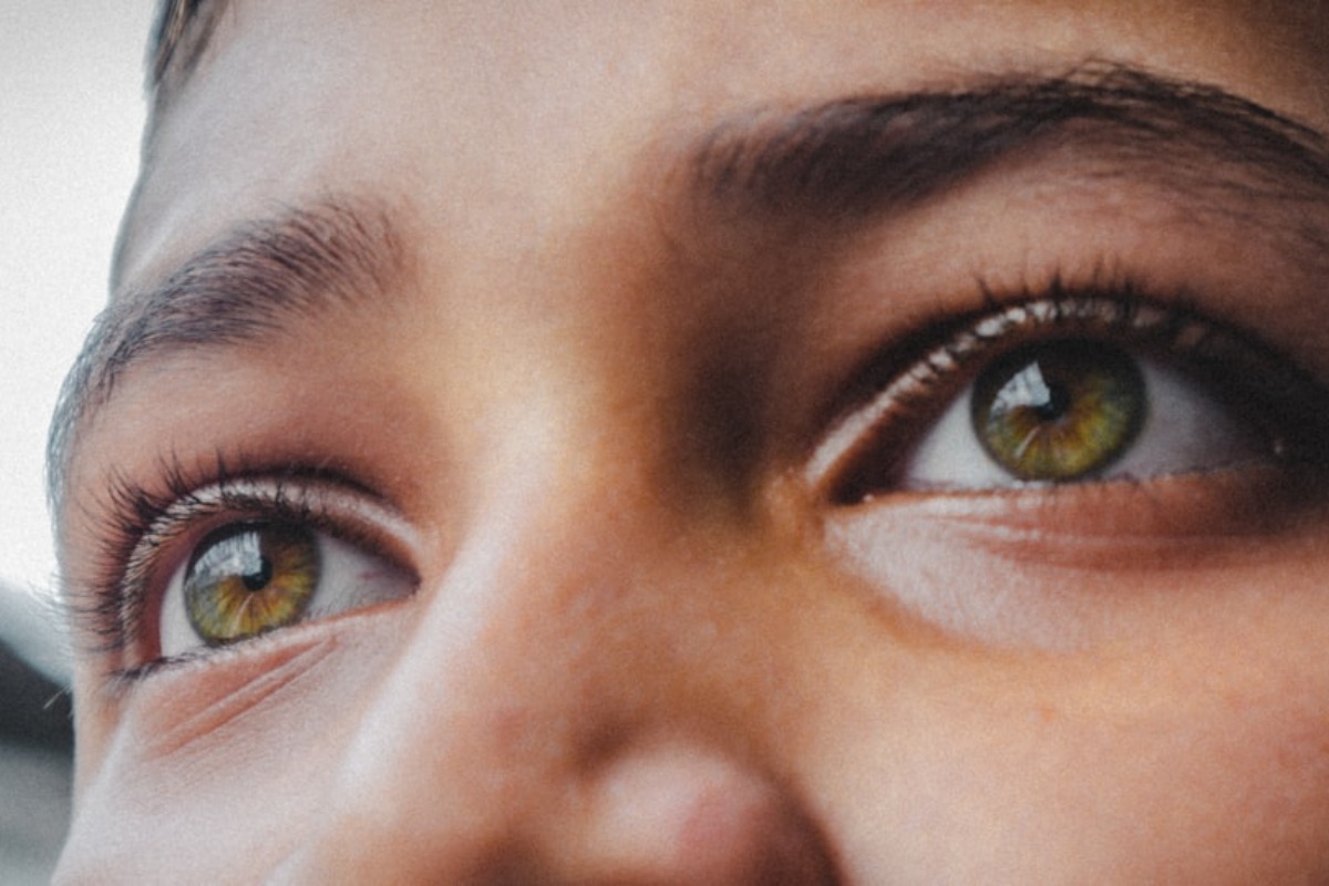 Titelbild zu „Müde Augen adé! Wie eine Oberlidstraffung das Gesicht verjüngen kann“