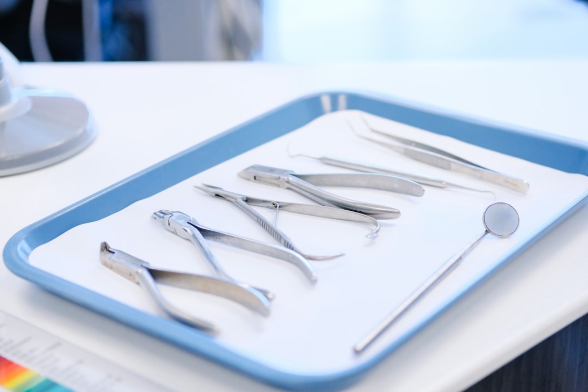 Titelbild zu „Die exorbitanten Kosten von Dentalhandinstrumenten: Ein Blick auf die komplexe Ingenieurskunst hinter diesen lebenswichtigen Instrumenten“