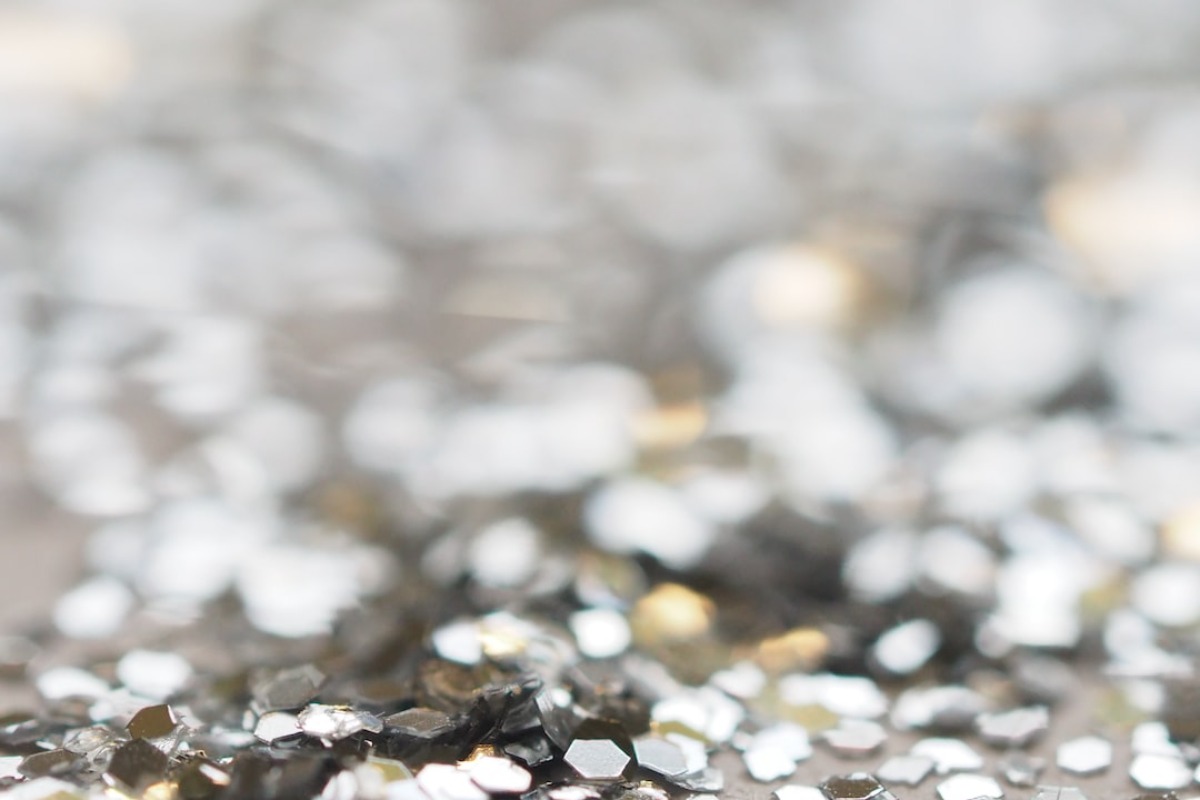 Titelbild zu „Kolloidales Silber: Silbercremes – Wunderwaffen gegen Pickel, Mitesser und Akne?“