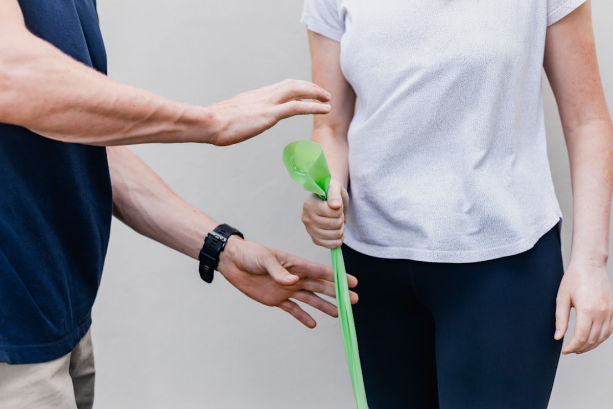 Titelbild zu „Rehabilitation zu Hause: Effektive Übungen und Hilfsmittel für die Selbstständigkeit“