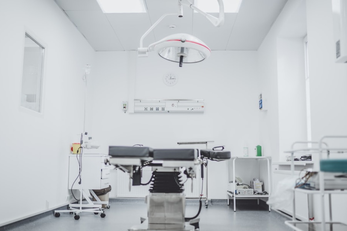 Titelbild zu „Energieeffizienz in medizinischen Einrichtungen: Wie Stromzentrum.de Kliniken und Arztpraxen helfen kann, Energiekosten zu senken“