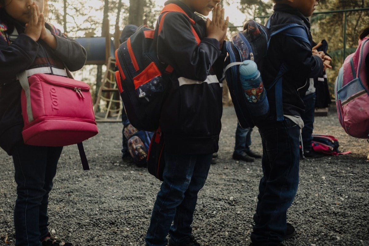 Titelbild zu „Rückenschmerzen bei Kindern vorbeugen: Warum der richtige Schulranzen so wichtig ist“