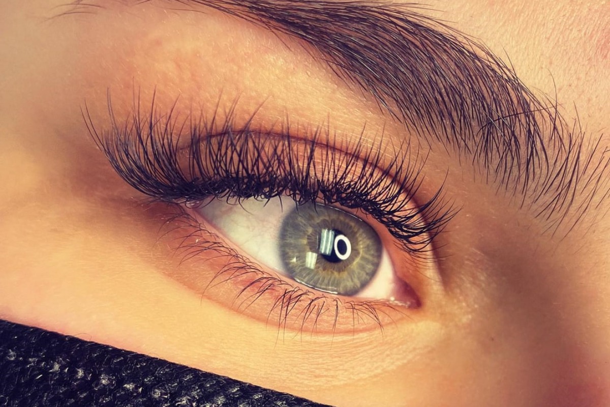 Titelbild zu „Wimpern: Wie schnell wachsen sie nach?“